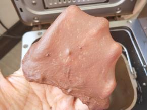 揉到出厚膜后加入黄油继续揉。揉到出薄膜为止。