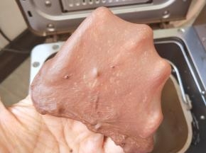 揉到出厚膜后加入黄油继续揉。揉到出薄膜为止。