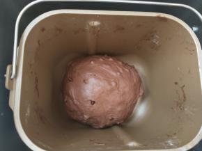 加入巧克力豆揉到均匀，大概1到2分钟。滚圆放入面包机中发酵。