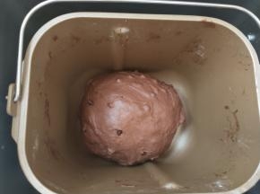 加入巧克力豆揉到均匀，大概1到2分钟。滚圆放入面包机中发酵。