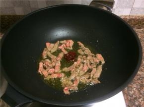 放入豆瓣酱翻炒出香味。