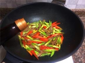 倒入适量生抽翻炒片刻。