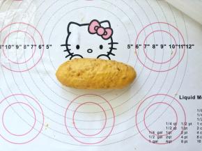 12、自下而上卷起，捏紧收口处。