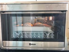 17、烤箱150度上下火预热好，放入烤盘于倒数第二层烘烤28分钟后取出即可。