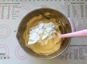 11、倒入剩余的蛋白霜中。