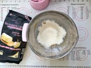 3、筛入蛋糊粉。