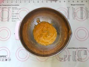 2、玉米油和南瓜泥倒入盆中搅拌至乳化状态。