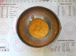 2、玉米油和南瓜泥倒入盆中搅拌至乳化状态。