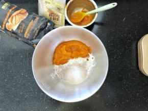 1、首先把南瓜削皮切块蒸熟后用勺子压成泥过筛备用，把主面团里除了黄油之外的所有材料放入厨师机的盆中。