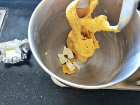 4、接下来放入黄油启动二档揉面10分钟。