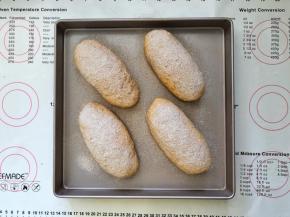 15、筛上一层黑麦粉。 