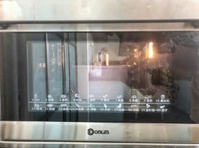 14、烤箱预热至140度上下火，放入模具烘烤45分钟后立即取出倒扣，待彻底凉透后脱模。