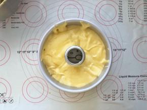 13、倒入戚风蛋糕模具中，震出气泡。