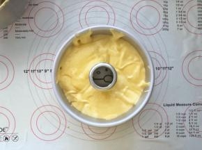 13、倒入戚风蛋糕模具中，震出气泡。