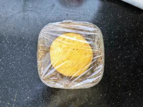 7、放入碗中盖好保鲜膜直接室温发酵。