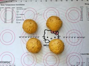 10、分割成4等份，盖上保鲜膜松弛10分钟。