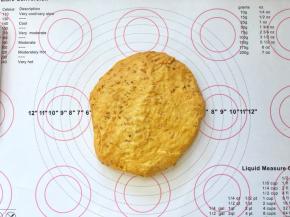 9、取出轻轻按压排气。