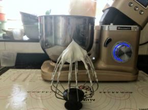 8、启动厨师机，分三次加入细砂糖先高速后转低速打至硬性发泡。