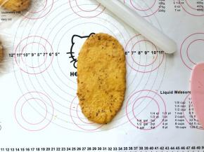 11、取一份擀成牛舌状。