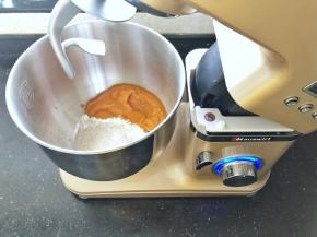 2、装入厨师机中。