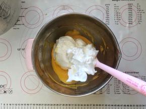 9、取一半的蛋白霜加入蛋黄糊中。