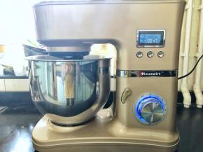 3、启动一档3分钟后转二档继续揉面7分钟。