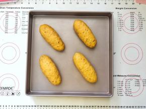 13、收口向下码入学厨烤盘中，盖上保鲜膜进行二次发酵。