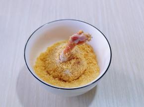 最后放入面包糠碗中，鸡锤均匀沾满面包糠！