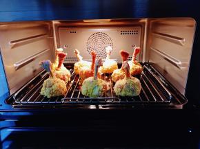 入美的蒸烤箱烤箱底层，烤网下面记得放上烤盘呦～易清洗！180度烤25分钟！