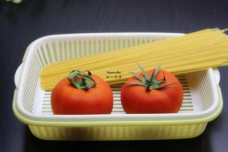 准备食材：意面、西红柿、香葱等；
