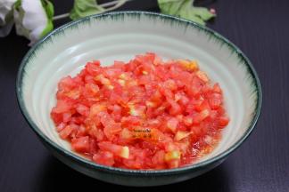 西红柿洗净，去皮，切粒；