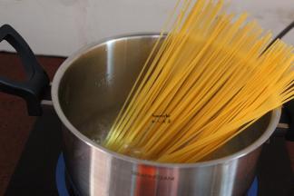锅中放适量的清水煮沸；放入意面、盐，