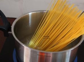 锅中放适量的清水煮沸；放入意面、盐，