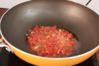 热锅，放油，倒入番茄里、白砂糖，炒绵，有番茄汁出来即可；