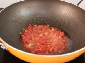 热锅，放油，倒入番茄里、白砂糖，炒绵，有番茄汁出来即可；