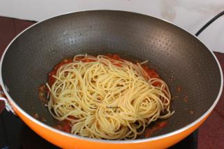 倒入煮好的意面翻炒；