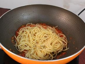 倒入煮好的意面翻炒；