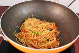 放盐、酱油翻炒，再葱炒均即可。