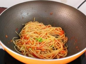 放盐、酱油翻炒，再葱炒均即可。