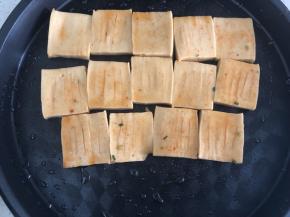 电饼铛加热，放入千页豆腐