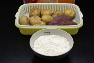 准备食材：土豆、紫薯、裹炸粉、五香等食材。