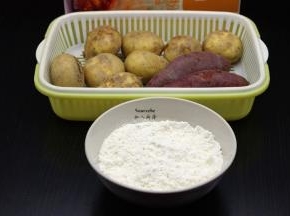 准备食材：土豆、紫薯、裹炸粉、五香等食材。