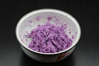 紫薯煮熟，紫薯泥入盐、五香、裹炸粉拌均揉团；