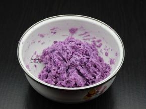 紫薯煮熟，紫薯泥入盐、五香、裹炸粉拌均揉团；