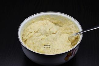 土豆煮熟，土豆泥加入盐、五香粉、裹炸粉拌均揉成团，分成小团；