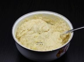 土豆煮熟，土豆泥加入盐、五香粉、裹炸粉拌均揉成团，分成小团；