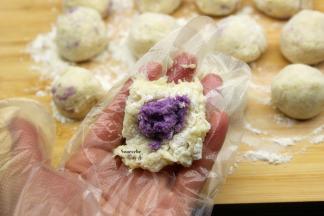 土豆面团取小团压扁，把紫薯面团包裹；PS:会很黏，带上手套。