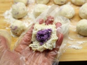 土豆面团取小团压扁，把紫薯面团包裹；PS:会很黏，带上手套。