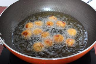 热锅，倒入适量的油，油温180度左右，放入丸子；翻转炸至金黄色，捞出