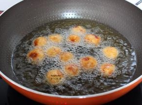 热锅，倒入适量的油，油温180度左右，放入丸子；翻转炸至金黄色，捞出